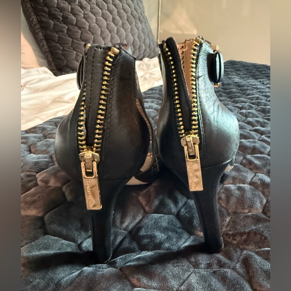 LOUISE ET CIE - Elegant Black Peep-Toe Heels with Gold Hardware - Size 8 - Picture 6 of 15